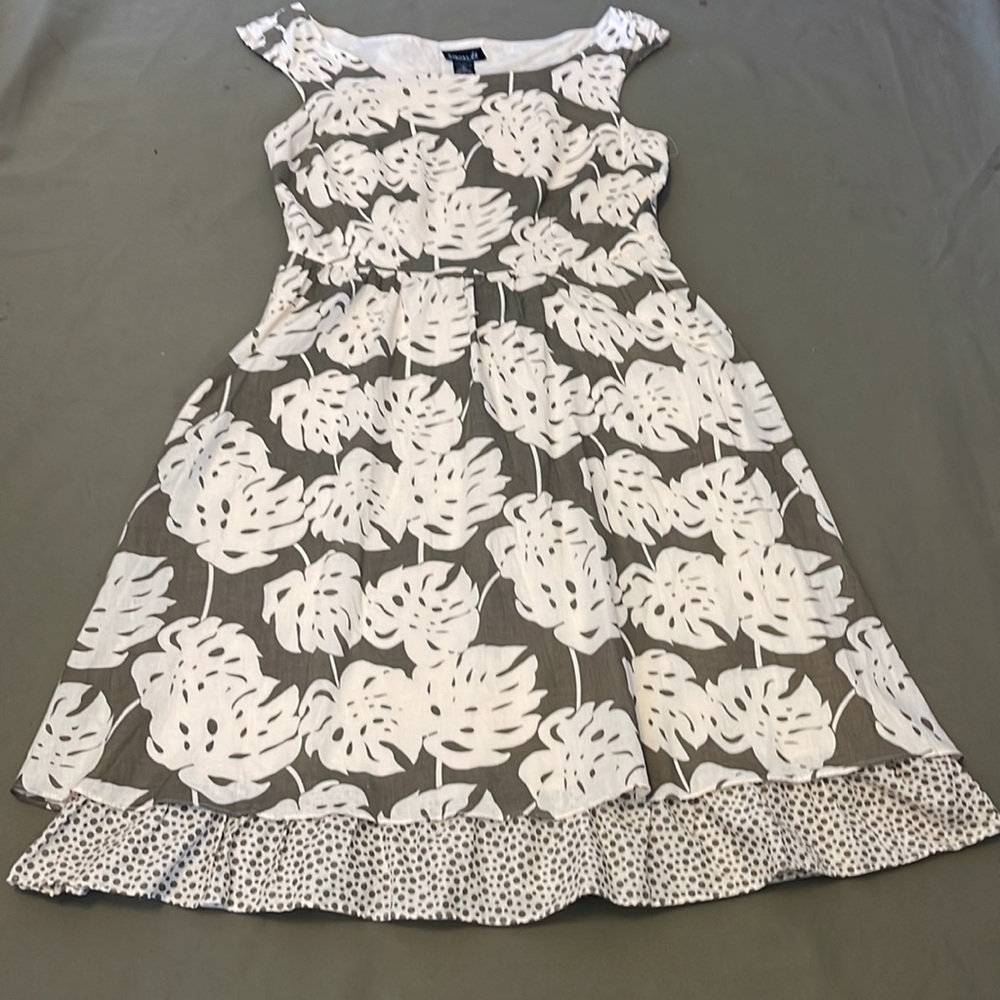 BIYAYCDA 💕 Lovely Printed , ruffled green/ cream color size 10” Womens DRESS
